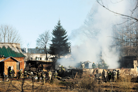 4月26日，俄羅斯救援人員在莫斯科州德米特羅夫區(qū)拉緬斯基村發(fā)生火災(zāi)的精神病院滅火?！　C供圖