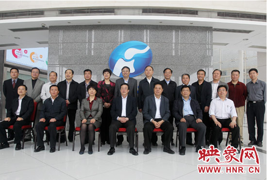 郭庚茂等省領(lǐng)導(dǎo)與省廣電局、河南電視臺的同志們合影