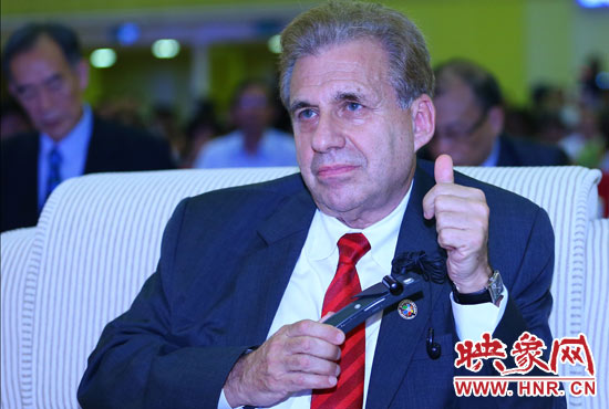 聽到關(guān)于鄭州航空港經(jīng)濟(jì)綜合實(shí)驗(yàn)區(qū)的介紹,約翰.卡薩達(dá)博士豎起了大拇指 聽到關(guān)于鄭州航空港經(jīng)濟(jì)綜合實(shí)驗(yàn)區(qū)的介紹,約翰.卡薩達(dá)博士豎起了大拇指