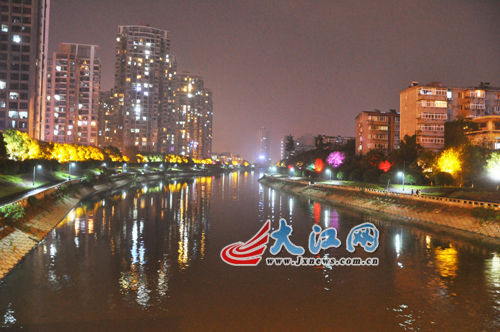 夜幕下的玉帶河，風(fēng)景很好，但是臭氣熏天。