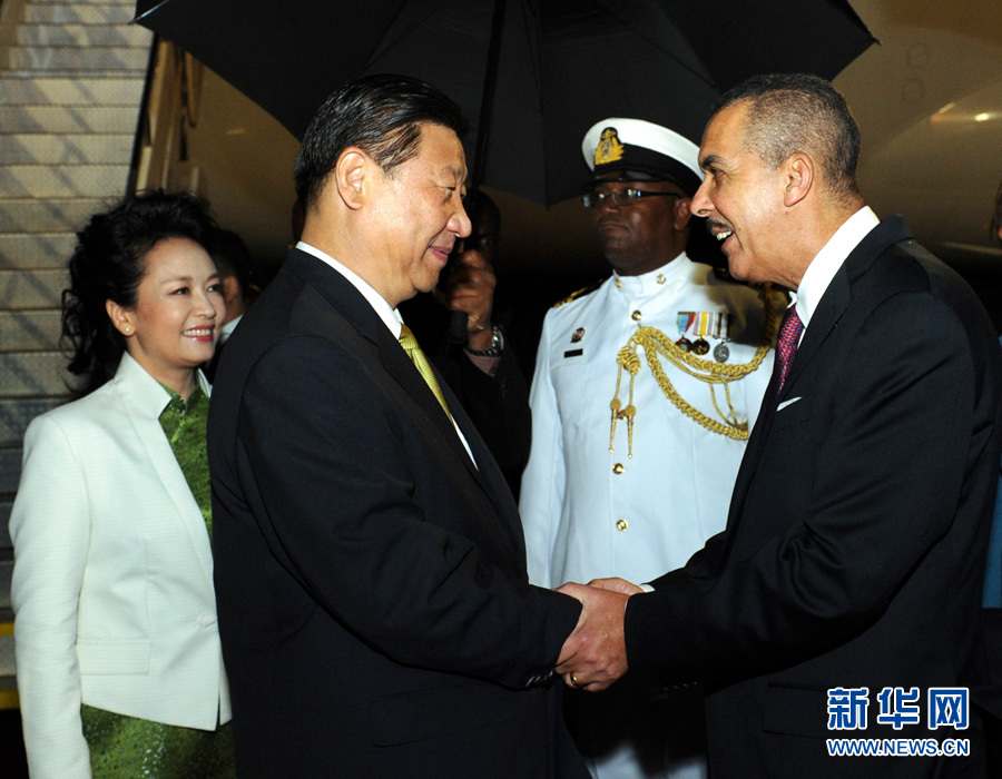 特立尼達(dá)和多巴哥總統(tǒng)卡莫納夫婦、總理比塞薩爾等到機(jī)場(chǎng)迎接習(xí)近平和夫人彭麗媛。饒愛民 攝