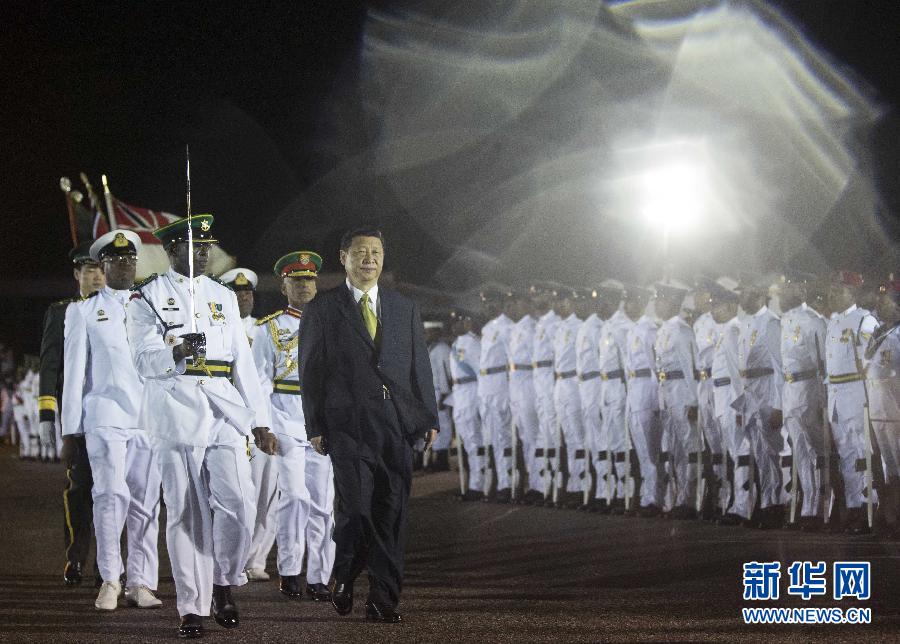 這是習(xí)近平主席檢閱儀仗隊(duì)。 蘭紅光 攝