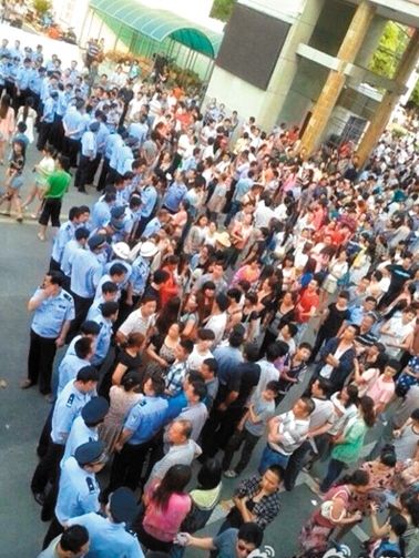 　考生家長圍堵在考點門口。 網(wǎng)絡(luò)截圖