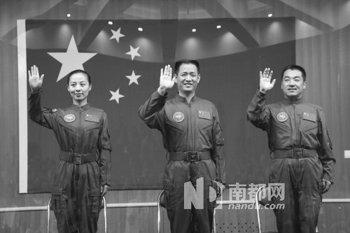 神舟十號(hào)航天員王亞平(左)、聶海勝(中)、張曉光(右)。 新華社發(fā)