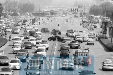 花園路封道施工，通行不暢 王春勝/攝