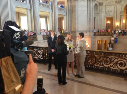 同性伴侶斯蒂爾和克里斯汀在舊金山市政廳舉行婚禮，這是自2008年加州8號(hào)提案通過(guò)以來(lái)，加州的首場(chǎng)同性婚禮。