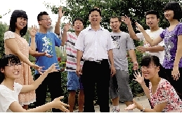 同學(xué)們用手臂連成光環(huán)，把班主任老師圍起來(lái)，表達(dá)對(duì)他的敬意和謝意。