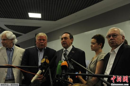 據(jù)外媒報道，美國“棱鏡”監(jiān)控計劃泄密者愛德華·斯諾登于莫斯科時間7月12日在莫斯科謝列梅捷沃機(jī)場與多家人權(quán)機(jī)構(gòu)代表人士舉行會談。圖為參加會談的人權(quán)代表接受媒體采訪。