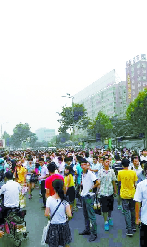 　早高峰等公交，場面蔚為壯觀（網(wǎng)友供圖）。