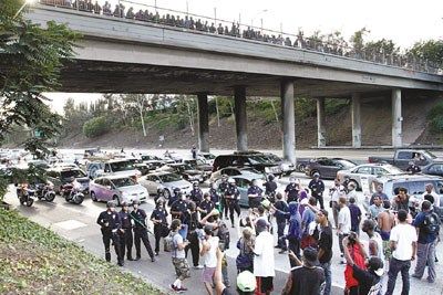 地點(diǎn):美國洛杉磯。大批警察和示威者正在對峙