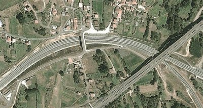 事發(fā)地的急轉(zhuǎn)彎道。以下是監(jiān)控視頻截圖。