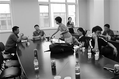 昨日，什剎海街道辦事處第四會議室，“什剎海女童練攤父親被打”事件的通氣會現(xiàn)場。