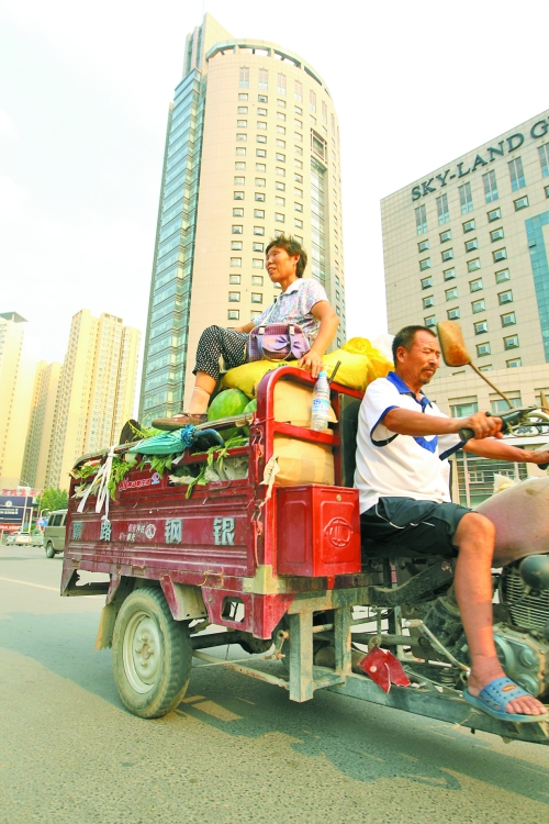 多賣瓜，瓜農(nóng)在烈日下奔波忙碌。