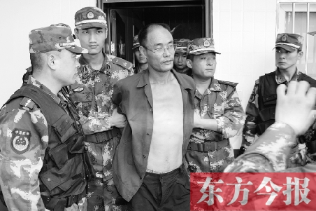 7月27日13時(shí)50分許，駐馬店市西平縣的“7·25”連環(huán)殺人案犯罪嫌疑人丁金華（左三）在禹州落網(wǎng)