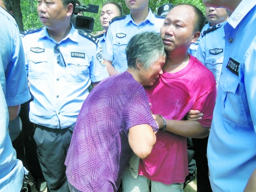 潛逃23年，歸案之時(shí)再見父母，最不能承受的究竟是誰(shuí)？