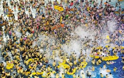 29日，湖北省武漢市，近日江城暑熱難解，人們紛紛前往水上樂園解暑，由于人數(shù)眾多，形成了“下餃子”的壯觀場面。圖/CFP