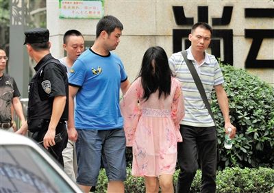 一名女犯罪嫌疑人被警方押出。新華社記者 薛玉斌 攝
