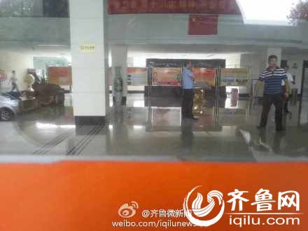 8月8號下午14時(shí)許，一女子在山東省衛(wèi)生廳辦公大樓三樓的一間辦公室內(nèi)，被一名年輕男子劫持。