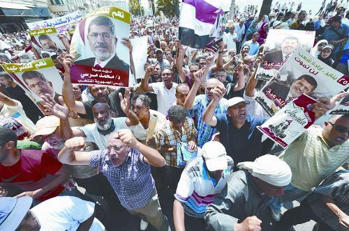 16日，穆爾西的支持者進(jìn)行“憤怒的星期五”大游行，抗議軍方清場行動造成嚴(yán)重人員傷亡。