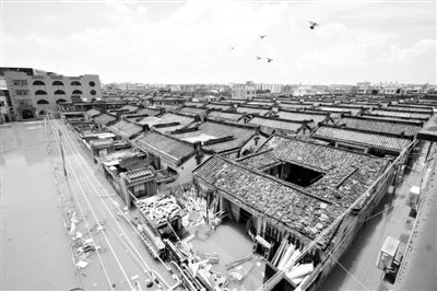 19日，廣東汕頭潮陽(yáng)區(qū)和平鎮(zhèn)出現(xiàn)水浸現(xiàn)象。連日來(lái)，廣東省汕頭市潮陽(yáng)區(qū)、潮南區(qū)普降暴雨。新華社發(fā)