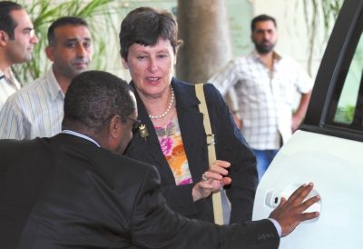 24日，聯(lián)合國副秘書長凱恩（右二）抵大馬士革。新華社發(fā)