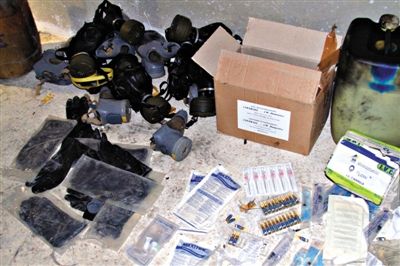 24日，敘利亞政府對外展示在大馬士革朱巴爾區(qū)破獲的反對派軍火庫中的化學(xué)制劑。新華社發(fā)