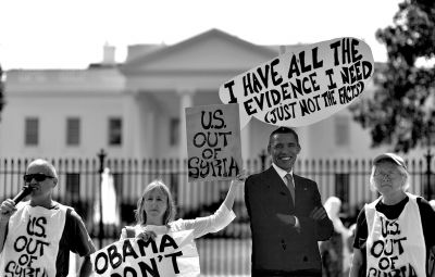 2日，反戰(zhàn)人士在白宮前高舉標(biāo)語(yǔ)，抗議美國(guó)可能對(duì)敘動(dòng)武。