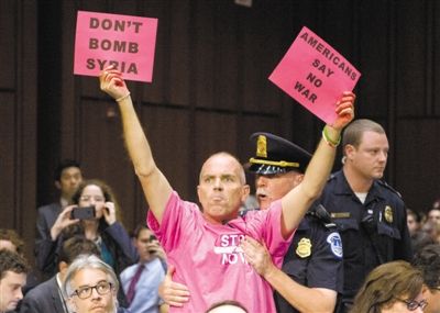 3日，美參議院外委會舉行敘利亞問題聽證會，民眾在現(xiàn)場示威，抗議美國軍事干預敘利亞。