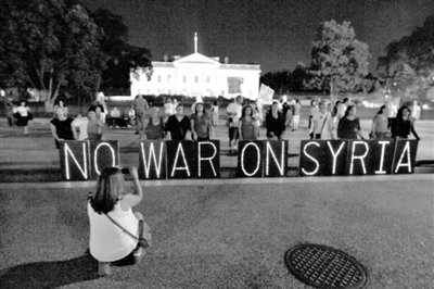 10日，華盛頓，美國反戰(zhàn)民眾在白宮前抗議對敘動武。
