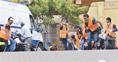 肯尼亞部隊(duì)強(qiáng)攻商場(chǎng)營(yíng)救人質(zhì) 已有62人遇難(圖) 肯尼亞部隊(duì)強(qiáng)攻商場(chǎng)營(yíng)救人質(zhì) 已有62人遇難(圖)