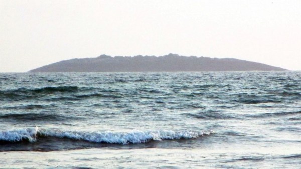 圖為在巴基斯坦靠近阿拉伯海的瓜達爾地區(qū)（Gwadar）近海600米處冒出一個小島。