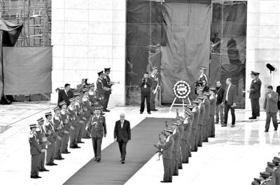 2012年11月27日，開棺檢驗(yàn)阿拉法特尸骨后，巴方為其舉辦重新安葬儀式。