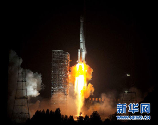 12月21日,載有玻利維亞通信衛(wèi)星的長(zhǎng)征三號(hào)乙運(yùn)載火箭點(diǎn)火發(fā)射。當(dāng)日零時(shí)42分,我國(guó)在西昌衛(wèi)星發(fā)射中心用長(zhǎng)征三號(hào)乙運(yùn)載火箭,成功將玻利維亞通信衛(wèi)星發(fā)射升空,衛(wèi)星順利進(jìn)入預(yù)定軌道。玻利維亞通信衛(wèi)星是該國(guó)擁有的第一顆衛(wèi)星。新華社記者 燕雁 攝