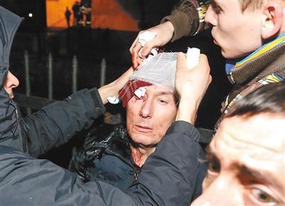 11日，基輔，遇襲受傷的反對派領(lǐng)導(dǎo)人盧岑科接受簡單救護。