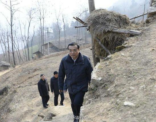 27日，李克強(qiáng)到安康旬陽金坡村看望留守兒童。