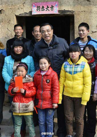 27日，李克強(qiáng)到安康旬陽金坡村看望留守兒童。