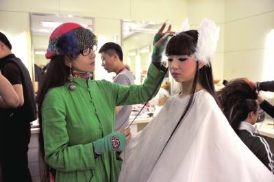 馮氏春晚遭調(diào)侃：年會不錯 辦得跟春晚似的