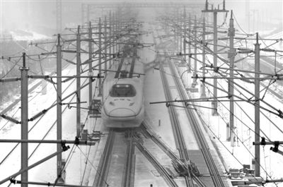昨日，由武漢始發(fā)到北京G508次高鐵沿途被大雪覆蓋，列車廣播告知受降雪天氣影響，為確保行車安全降速運(yùn)行，預(yù)計(jì)晚點(diǎn)1小時(shí)10分鐘。圖/CFP