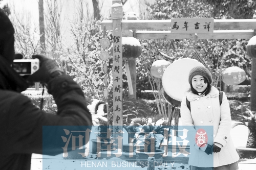 紫荊山公園里布置喜慶，引來不少游客合影留念。記者 楊東華/攝