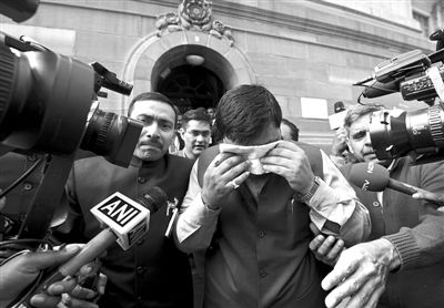 13日，印度議會(huì)下院開會(huì)時(shí)發(fā)生混亂，議員打作一團(tuán)，甚至有議員噴辣椒噴霧，致使不少議員呼吸困難，倉促離