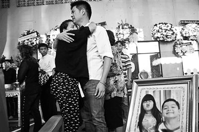 2月24日，泰國曼谷，民眾為在手榴彈襲擊中遇難的兩名兒童舉行葬禮，兩名兒童為姐弟二人，姐姐6歲，弟弟4歲