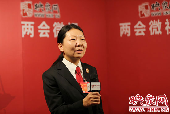在映象網(wǎng)全國兩會(huì)北京演播室，全國人大代表、寶豐縣鬧店鎮(zhèn)法庭庭長朱正栩做客《兩會(huì)微視》訪談。