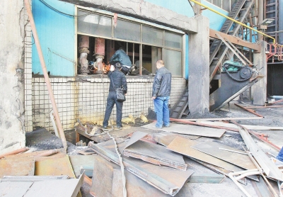 工作人員拆除市區(qū)一處燃煤鍋爐設備 工作人員拆除市區(qū)一處燃煤鍋爐設備