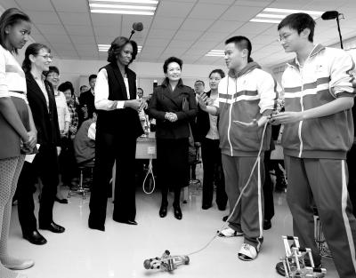 昨天上午，彭麗媛與米歇爾共同參觀北師大二附中，觀看學生們演示自己設(shè)計制作的幾何機器人。