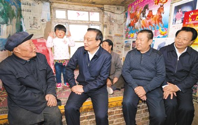 3月27日，李克強(qiáng)在內(nèi)蒙古自治區(qū)翁牛特旗橋頭鎮(zhèn)太平莊村看望貧困戶。