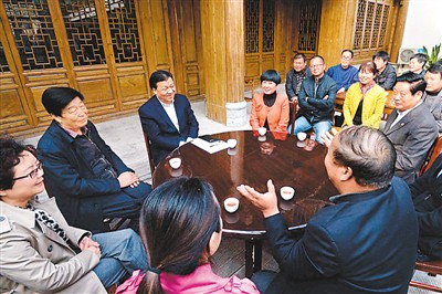 3月23日，劉云山在陜西省咸陽(yáng)市禮泉縣煙霞鎮(zhèn)袁家村與基層干部群眾座談，聽取對(duì)教育實(shí)踐活動(dòng)的意見建議。