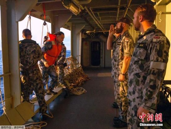 　據(jù)澳大利亞海軍4月11日發(fā)布的圖片顯示，中澳海軍海上聯(lián)合搜尋失聯(lián)客機(jī)。據(jù)悉，澳大利亞總理當(dāng)天表示，澳方執(zhí)行搜尋失聯(lián)客機(jī)任務(wù)的搜救人員已獲知黑匣子的大致位置。