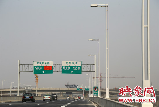 市民可通過北三環(huán)快速路高架橋直達東區(qū)。