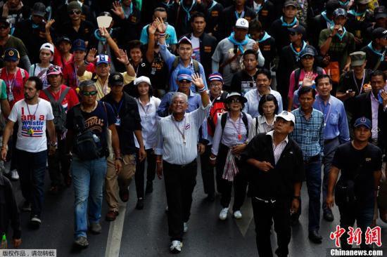 5月9日，泰國反政府示威者在素帖（中）的領(lǐng)導(dǎo)下在曼谷市中心游行。