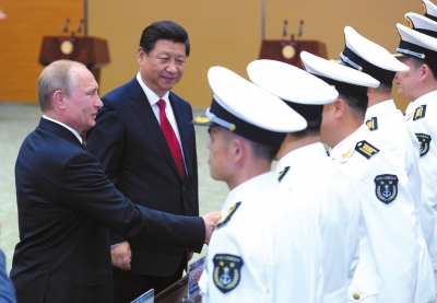 習(xí)近平與普京共同出席中俄聯(lián)合軍演開幕式。